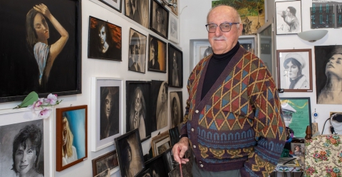 Bari, l'83enne Pasquale: da docente di matematica a pittore. �Amo ritrarre i volti delle donne�